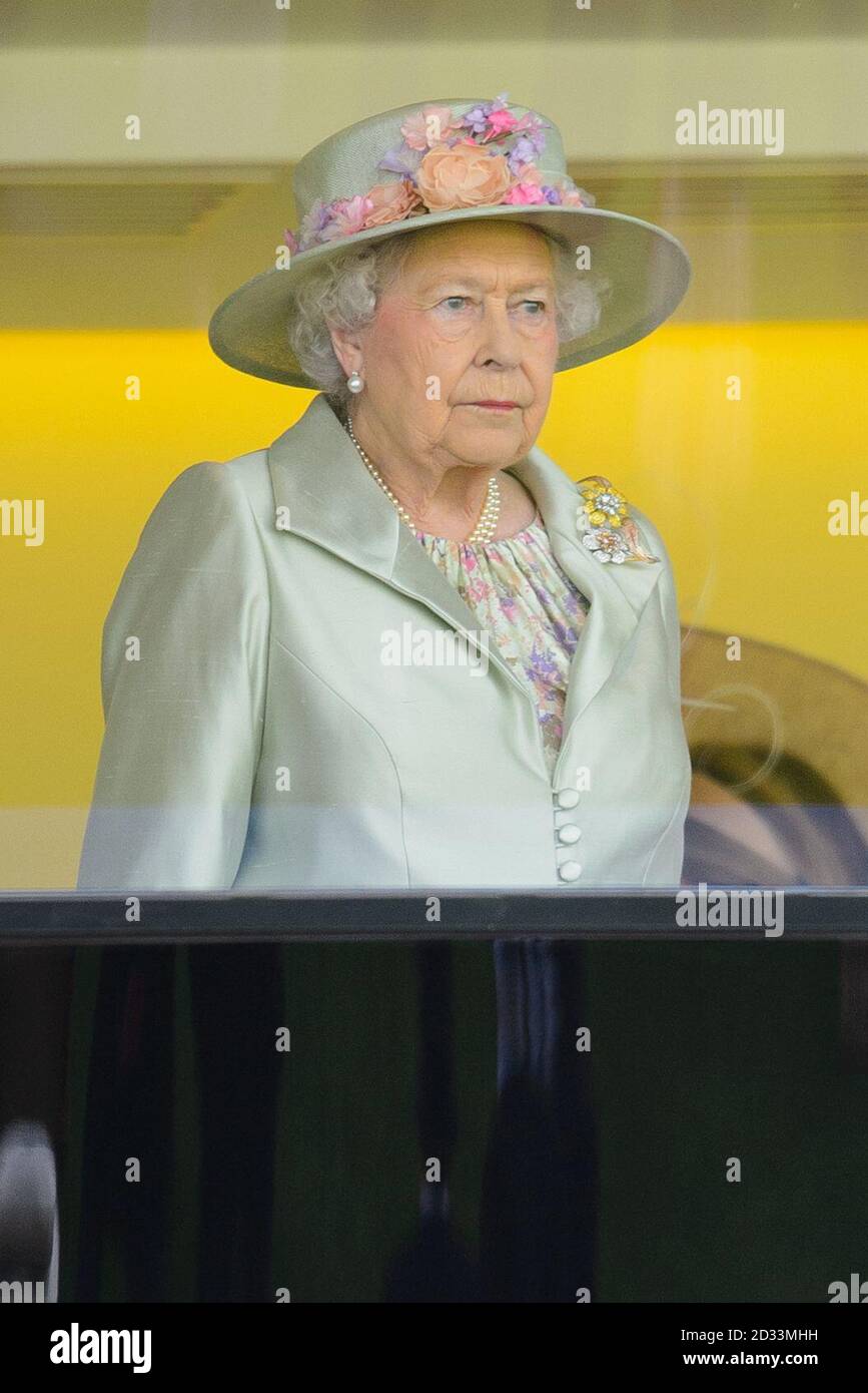 La regina Elisabetta II si siede nella Royal Box durante il secondo giorno del Royal Ascot Meeting 2014 all'ippodromo di Ascot, Berkshire. Foto Stock