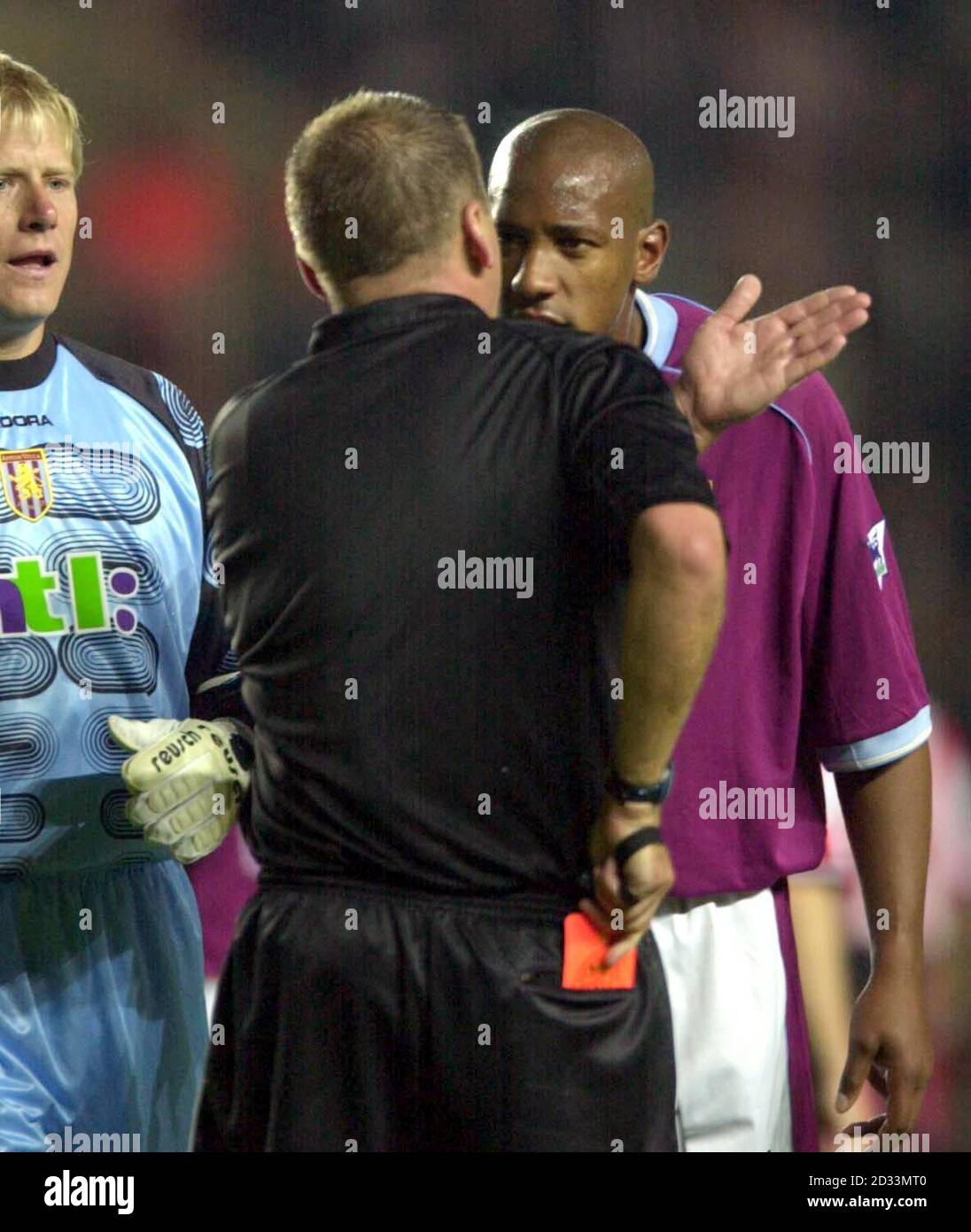 Dion Dublin di Aston Villa (a destra) si oppone con l'arbitro Steve Dunn mentre produce la carta rossa per mandarlo fuori per un incidente fuori della palla durante la partita di Barclaycard Premiership presso il providente dell'amico St Mary's Stadium, Southampton. QUESTA IMMAGINE PUÒ ESSERE UTILIZZATA SOLO NEL CONTESTO DI UNA FUNZIONE EDITORIALE. NESSUN UTILIZZO DI SITI WEB/INTERNET A MENO CHE IL SITO NON SIA REGISTRATO PRESSO LA FOOTBALL ASSOCIATION PREMIER LEAGUE. Foto Stock