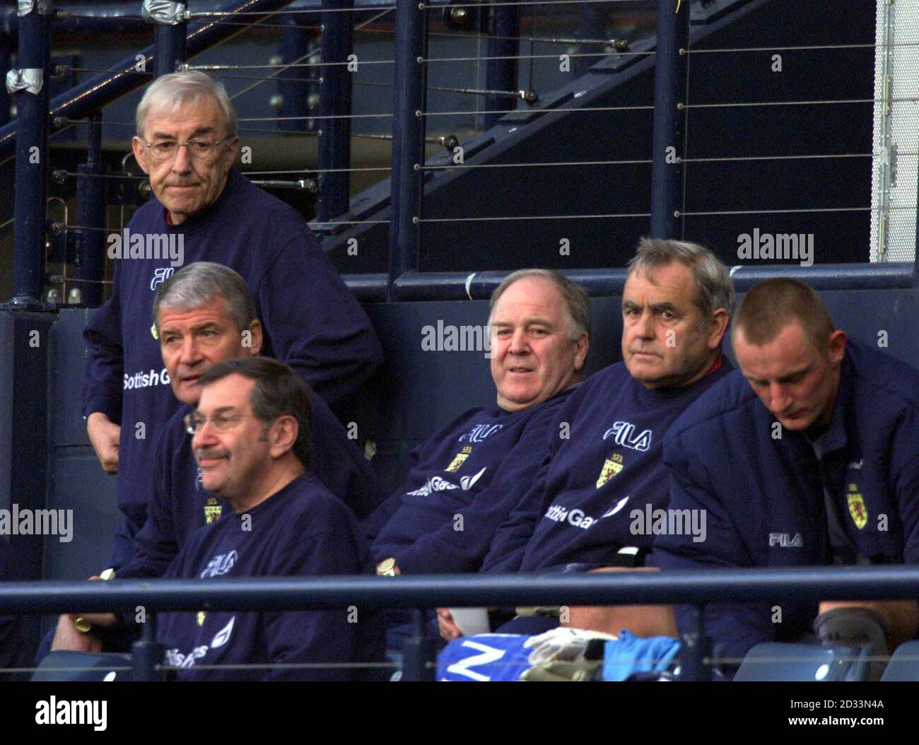 La disperazione inizia a strisciare mentre il manager scozzese Craig Brown (al centro) scivola indietro nel suo posto mentre il suo team non riesce a creare la pausa necessaria contro la Lettonia durante la Coppa del mondo FIFA European Qualifying Group Six Match a Hampden Park, Glasgow. Foto Stock