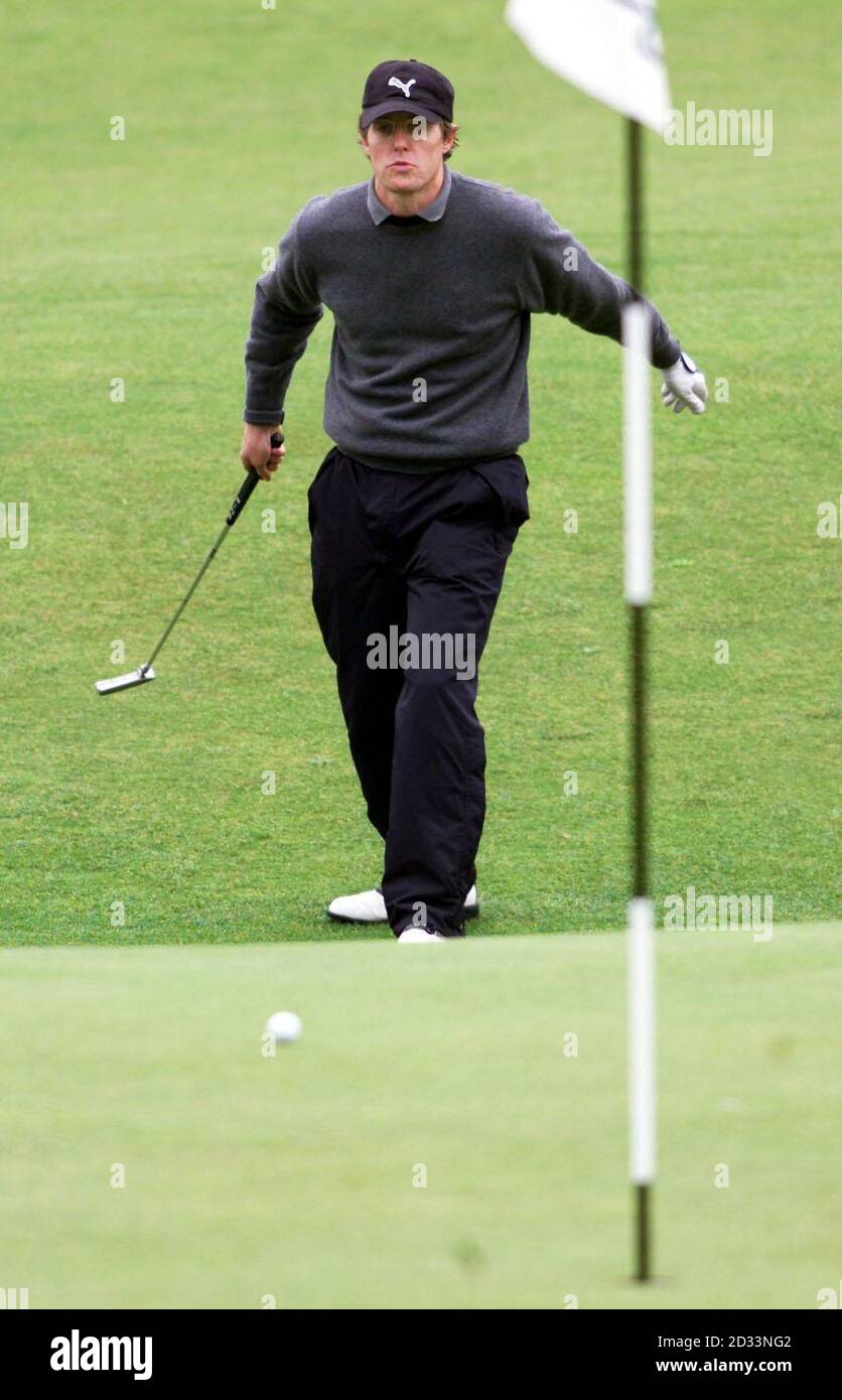 Hugh Grant sarà la sua palla verso il buco del 18 ° Verde il 2 ° giorno del Dunhill Links Championships a St Andrews, Scozia. Foto Stock