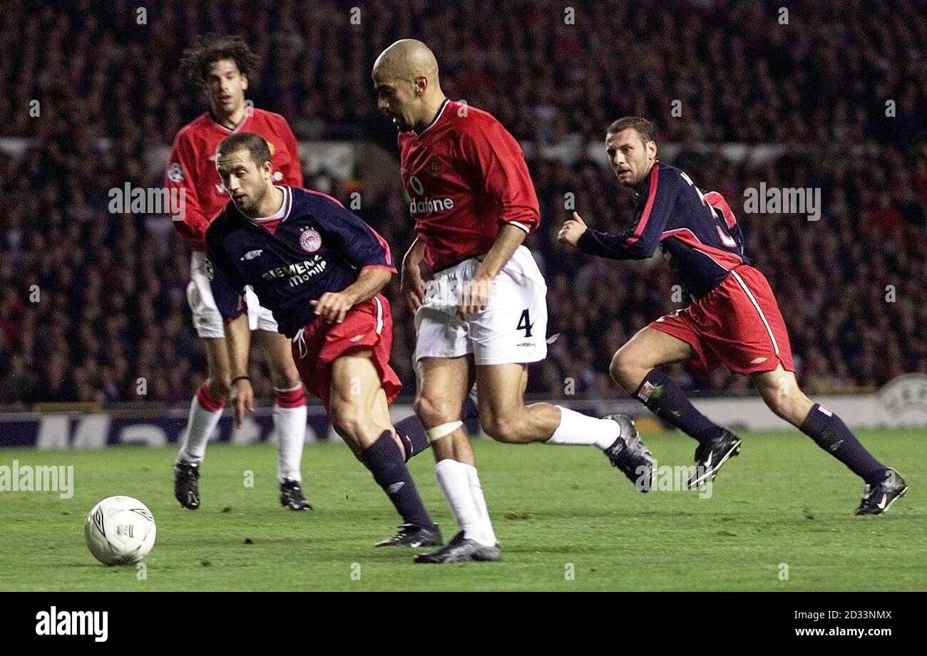 Juan Sebastian Veron (centro) del Manchester United si accusò nella difesa di Olympiakos durante la partita della UEFA Champions League Group G a Old Trafford, Manchester. QUESTA IMMAGINE PUÒ ESSERE UTILIZZATA SOLO NEL CONTESTO DI UNA FUNZIONE EDITORIALE. NESSUN UTILIZZO DI MATERIALE DI PREMIERSHIP DA PARTE DI SITI WEB/INTERNET A MENO CHE IL SITO NON SIA REGISTRATO PRESSO L'ASSOCIAZIONE CALCISTICA PREMIER LEAGUE Foto Stock
