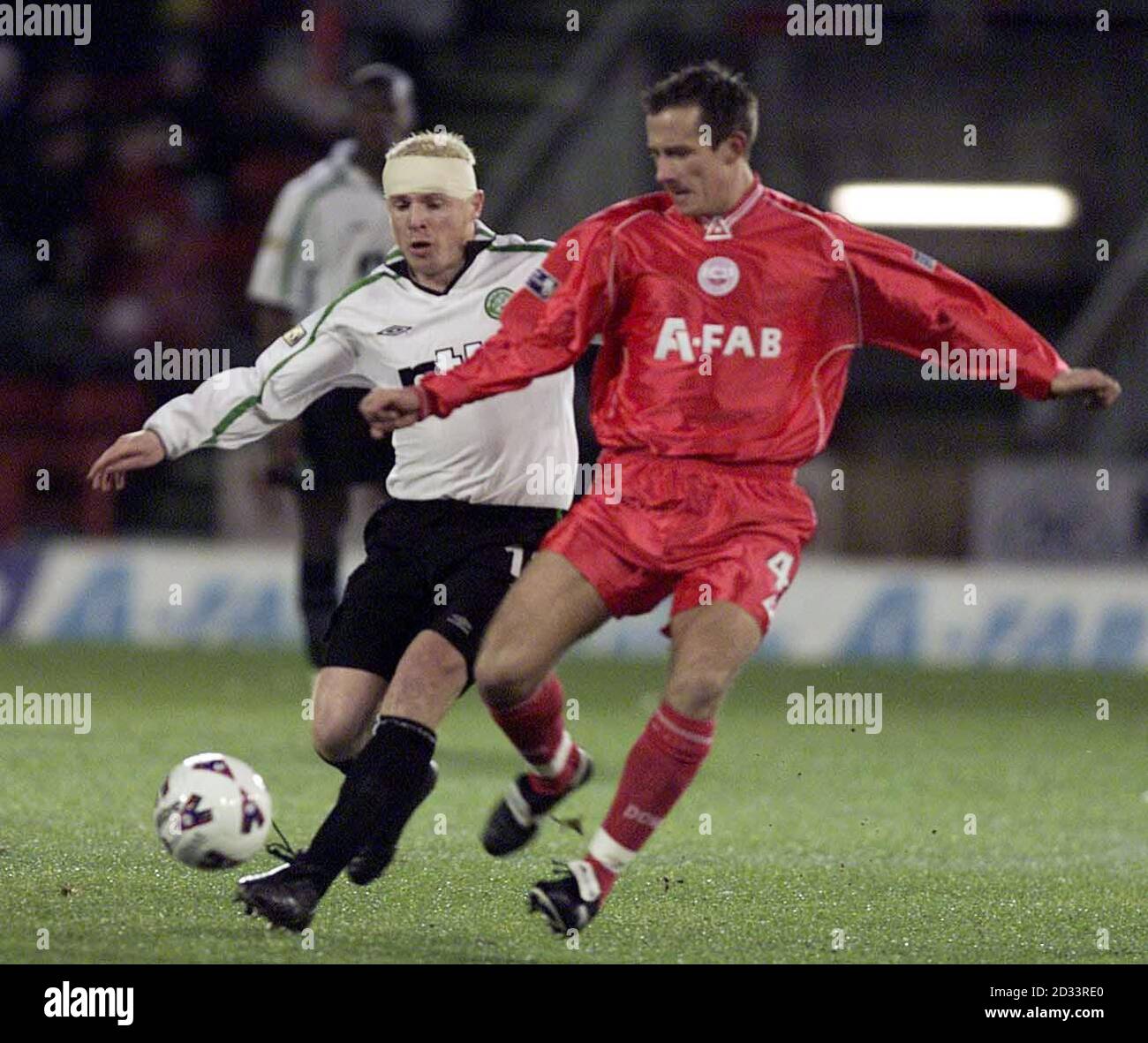 Neil Lennon di Celtic (a sinistra) e Cato Guntveit di Aberdeen vanno per la palla durante la partita di Premier League scozzese al Pittodrie Stadium. Foto Stock