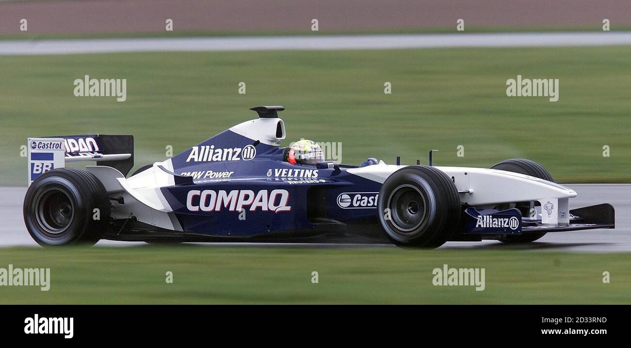 Il pilota Williams Ralf Schumacher prova la nuova vettura Williams FW24 di Formula uno al suo lancio a Silverstone. Foto Stock