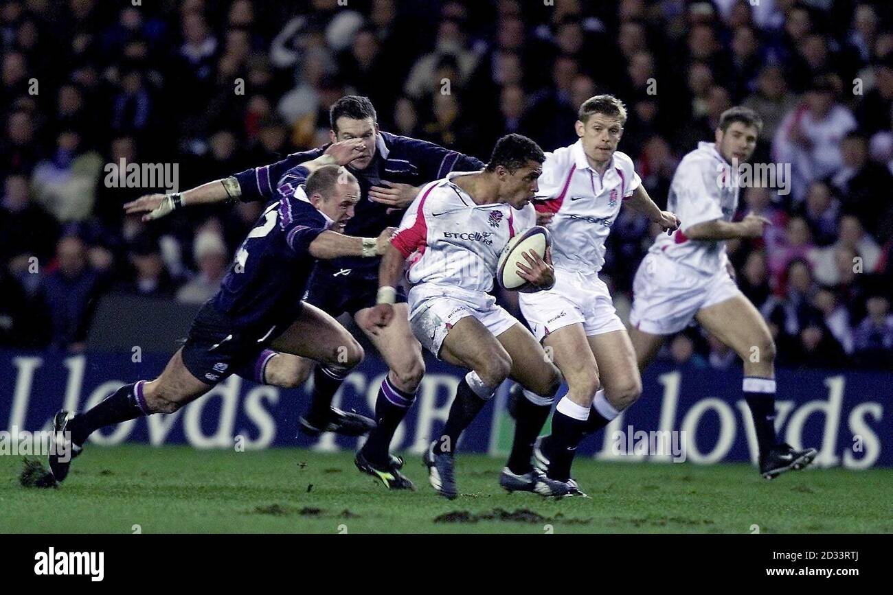 Jason Robinson, il doppio giocatore dell'Inghilterra, sfugge alle grinfie di Gregor Townsend di Scozia durante la vittoria dell'Inghilterra del 26-3 nella partita di apertura del campionato delle sei nazioni Lloyds TSB a Murrayfield a Edimburgo, Scozia. Foto Stock