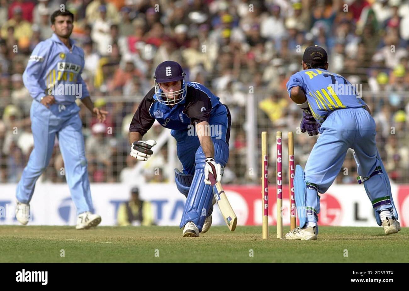 Michael Vaughan, in Inghilterra, è stato calciato dal wicketkeeper indiano Ajay Ratra, al largo del bowling del capitano Soulav Ganguly per le corse n16, durante il 6 ° giorno internazionale al Wankhede Stadium, Bombay, India. Foto Stock