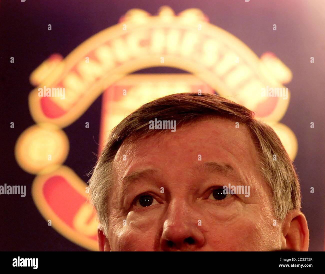 Il manager del Manchester United Sir Alex Ferguson parla ai media in una conferenza stampa, tenutasi presso lo stadio Old Trafford del club, dove è stato confermato che rimarrà in carica per altri tre anni. Foto Stock