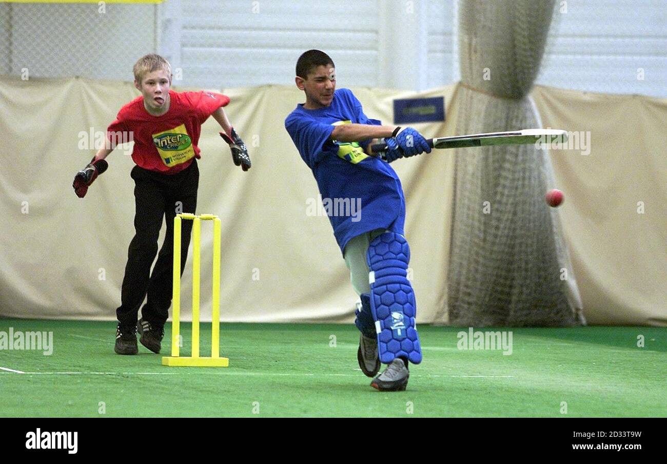 Tanzeel Hussain batte per la Small Heath School, nel sud di Birmingham, nella finale del concorso di cricket Inter della Norwich Union a Edgbaston, Birmingham. Foto Stock