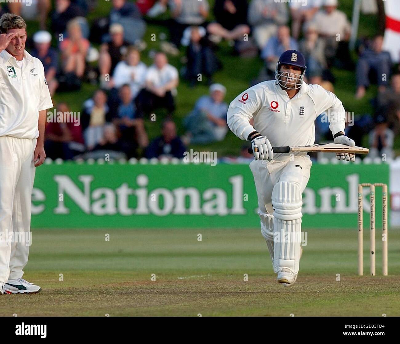 Ian Butler (a sinistra) della Nuova Zelanda reagisce quando l'Inghilterra Mark Butcher score corre durante il secondo giorno del secondo test match alla Besin Reserve, Wellington. Alla fine del gioco l'Inghilterra ha avuto 92-2 di sconto solo 30 over a causa della pioggia. Foto Stock