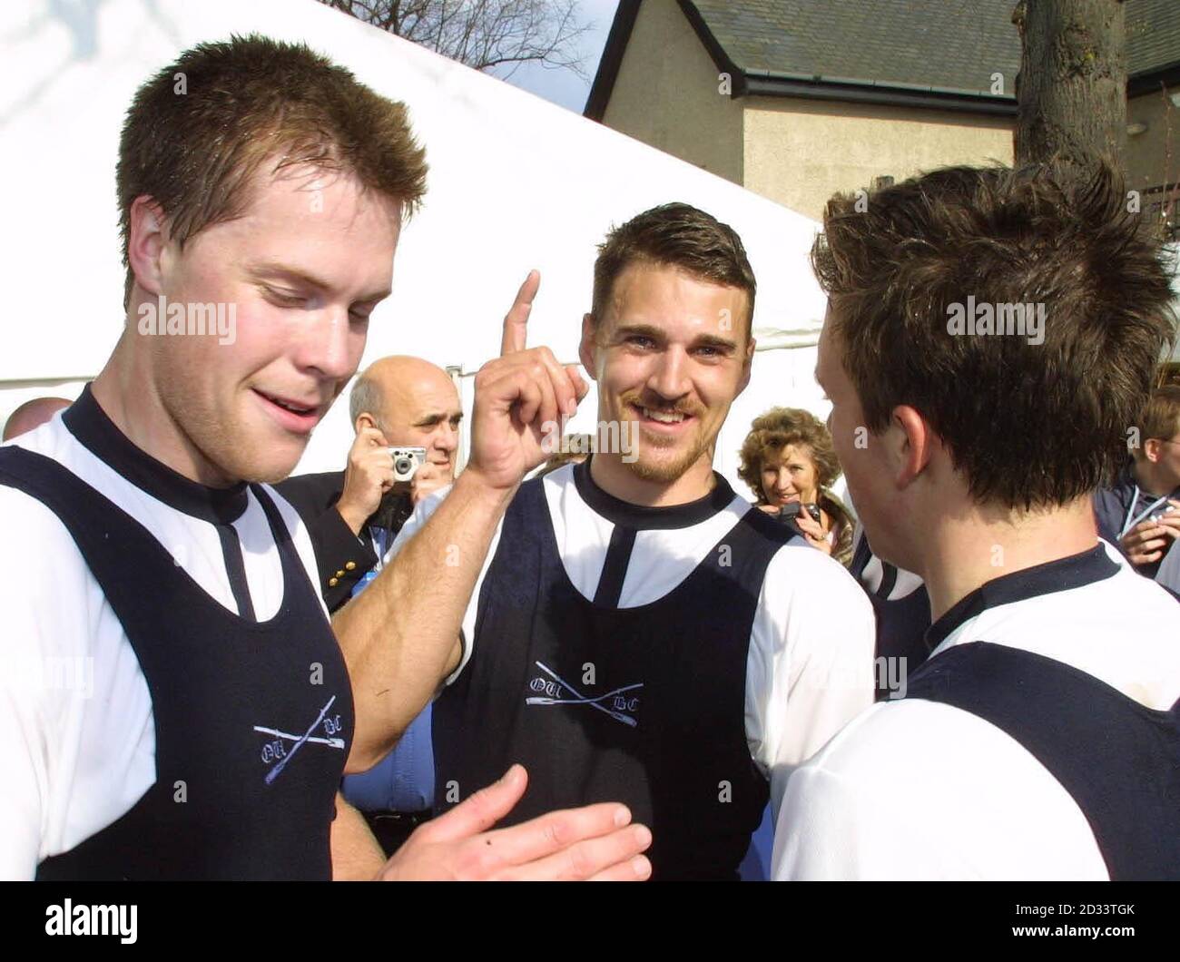 Dan Perkins (centro), membro dell'equipaggio di Oxford, esclama "siamo il numero uno" dopo che Oxford vince la University Boat Race 148 contro Cambridge sul Tamigi. * Perkins aveva una strada straordinaria per la corsa cinque anni fa, gli fu diagnosticato un tumore cerebrale e gli fu dato due anni di vita. Ma ha combattuto contro la malattia. Foto Stock