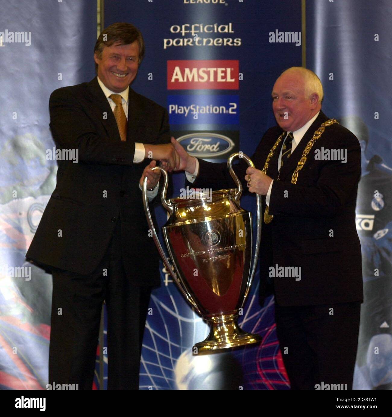 La UEFA Champions League Cup è tornata in UEFA durante una cerimonia speciale a Glasgow, nella città che tiene la finale. È stato poi consegnato al Lord Provost Alex Mosson (a destra) da Gerhard Aigner, amministratore delegato dell'UEFA. Foto Stock