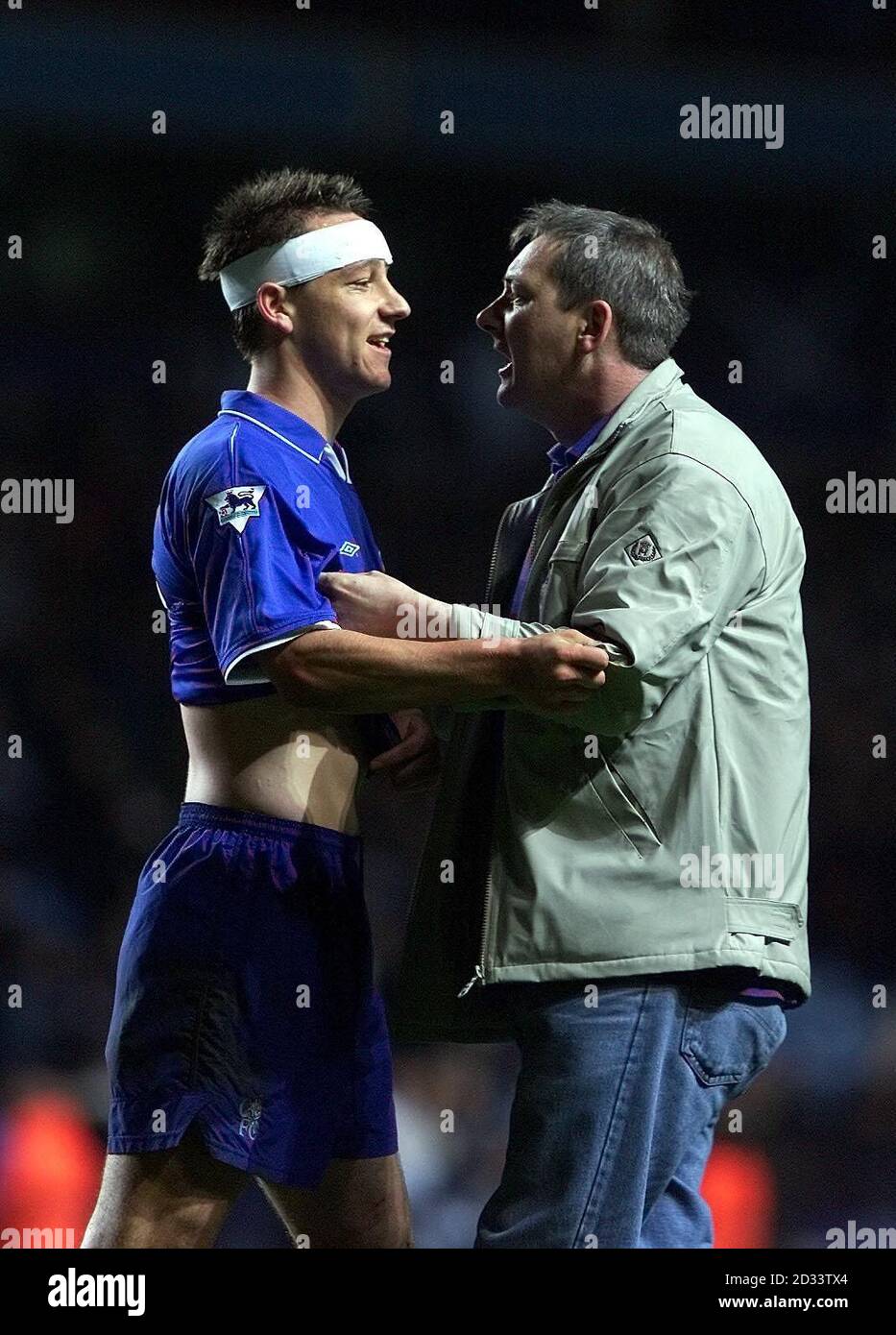 John Terry, vincitore del gol score di Chelsea, si congratula con un fan al fischio finale dopo la partita semifinale della AXA fa Cup contro Fulham a Villa Park, Birmingham. Chelsea ha vinto 1.0. Foto Stock