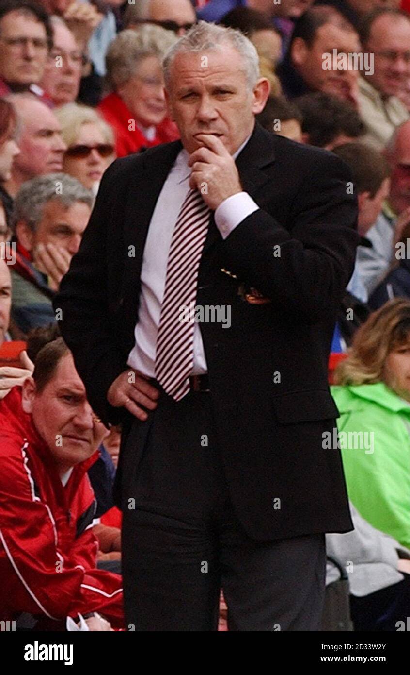 Peter Reid, manager della Sunderland, si presenta penoso ai margini durante la partita fa Barclaycard Premiership contro Charlton allo stadio Charlton's The Valley nel sud di Londra. Foto Stock