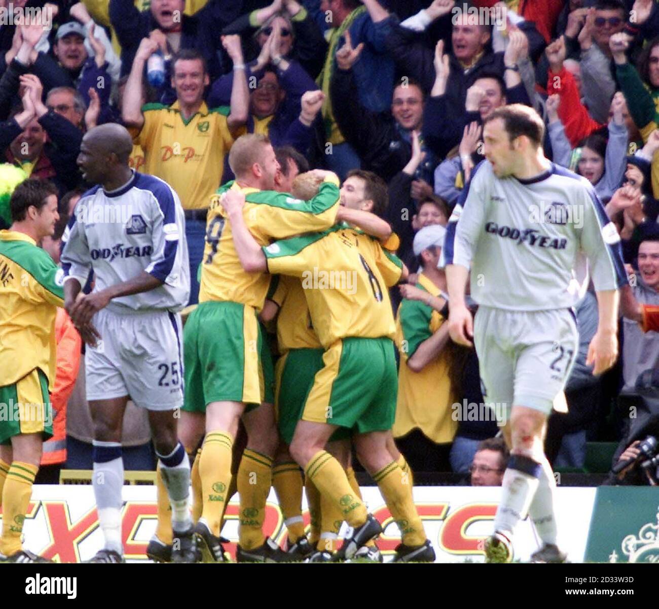 I Norwich Side festeggiano il loro 3° gol, segnato da Malky Mackay durante la prima tappa della Nationwide Division One a Carrow Road, Norwich. QUESTA IMMAGINE PUÒ ESSERE UTILIZZATA SOLO NEL CONTESTO DI UNA FUNZIONE EDITORIALE. NESSUN UTILIZZO NON UFFICIALE DEL SITO WEB DEL CLUB. Foto Stock