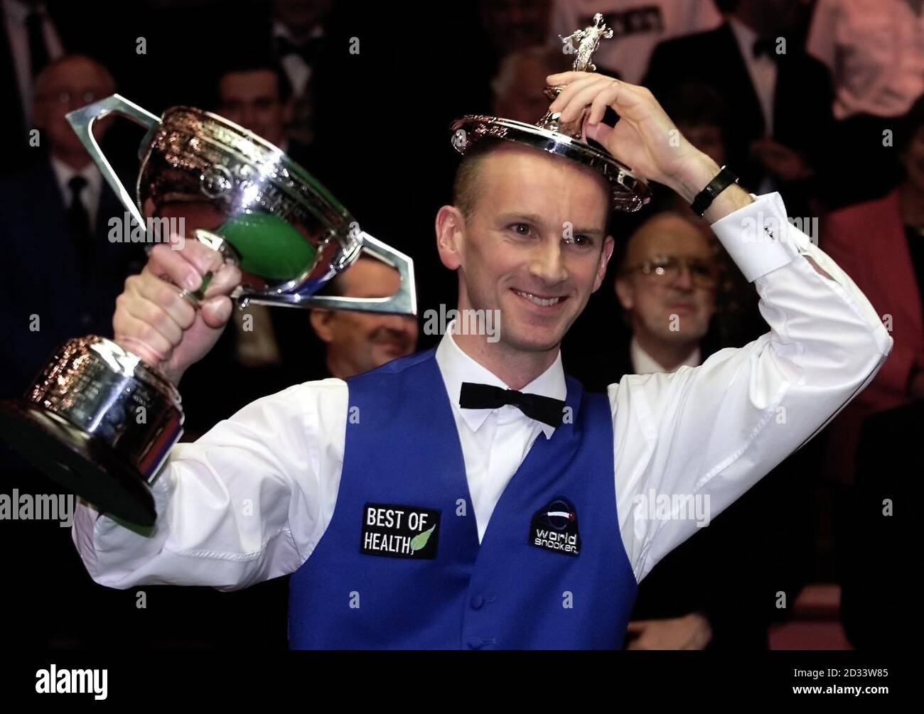 Peter Ebdon celebra la vittoria della finale del Campionato Mondiale di snooker dell'Ambasciata al Crucible di Sheffield. Ha sconfitto Stephen Hendry nella cornice finale 18-17. Foto Stock