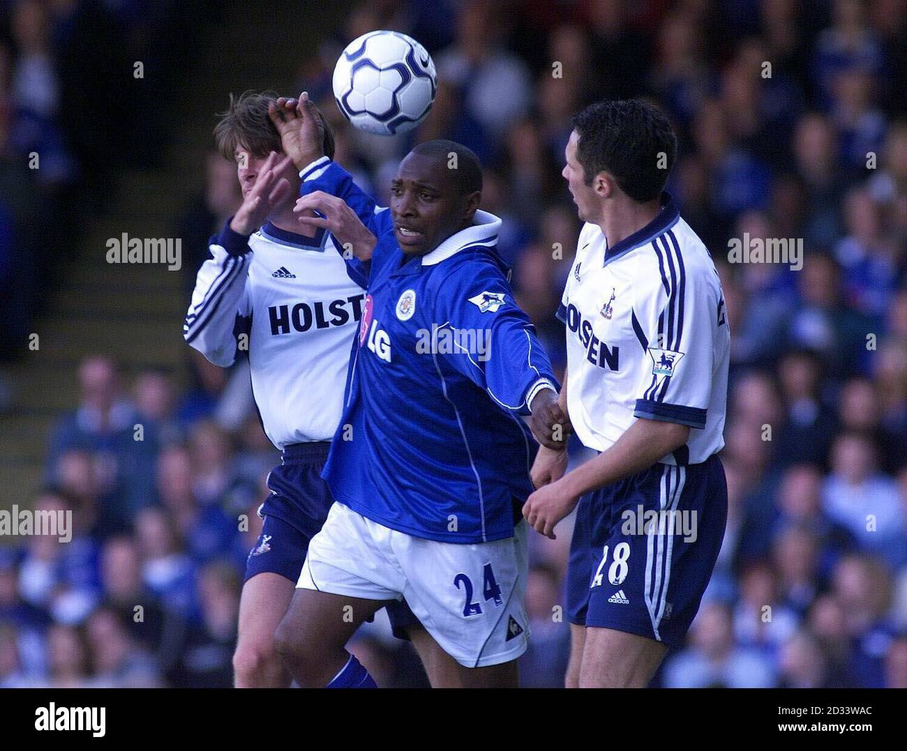 Andrew Impey (c) di Leicester City è coinvolto in uno squable sopra la palla con Matthew Etherington di Tottenham Hotspur e Darren Anderton (L) durante il loro gioco di premiership fa Barclaycard a Filbert Street, Leicester. Punteggio finale Leicester 2 Spurs 1. Foto Stock