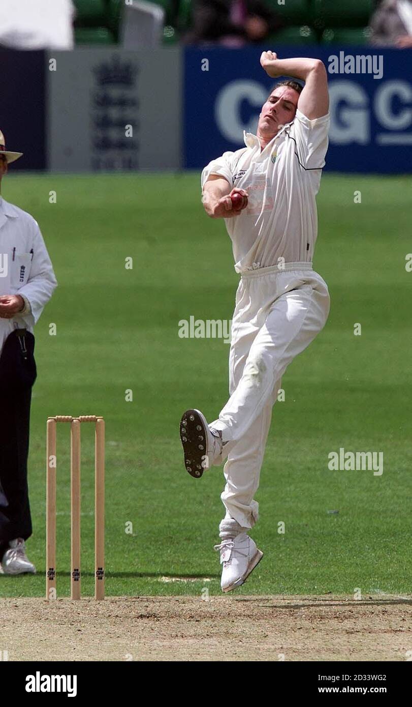 Simon Jones di Glamorgan in azione contro lo Sri Lanka durante il primo giorno di gioco della partita turistica ai Sophia Gardens, Cardiff. Foto Stock