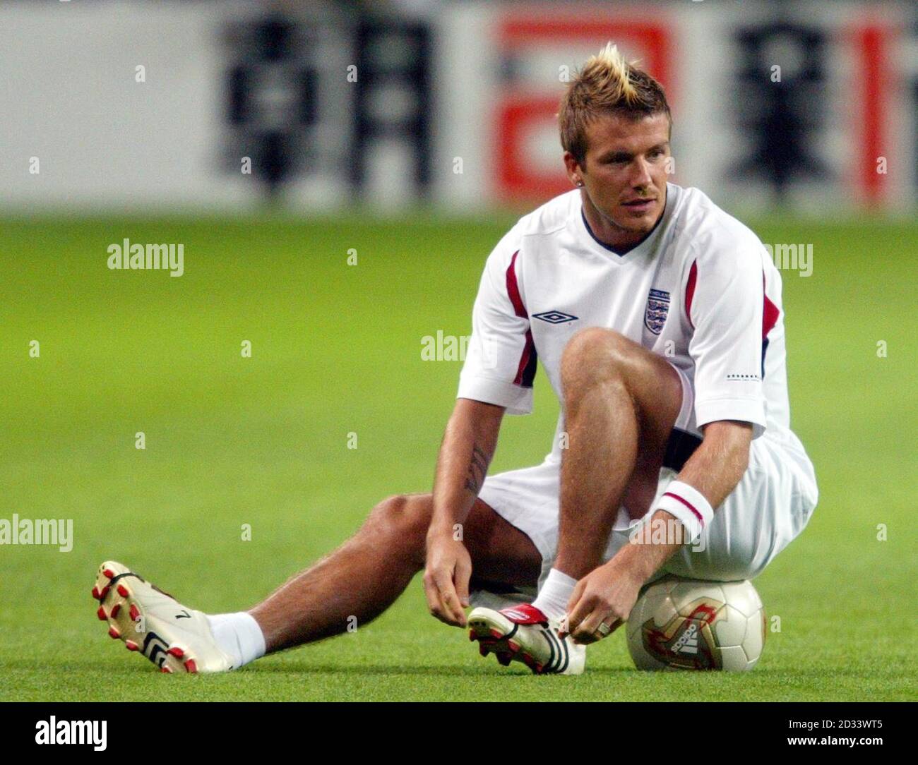 Il capitano dell'Inghilterra David Beckham si siede su una palla durante l'addestramento al Duomo di Sapporo, Sapporo, Giappone. L'Inghilterra gioca la loro seconda partita della Coppa del mondo contro gli avversari del gruppo F Argentina. La prima partita contro la Svezia si è conclusa con un pareggio del 1-1. QUESTA IMMAGINE PUÒ ESSERE UTILIZZATA SOLO NEL CONTESTO DI UNA FUNZIONE EDITORIALE. NESSUN UTILIZZO DI SITI WEB/INTERNET A MENO CHE IL SITO NON SIA REGISTRATO PRESSO LA FOOTBALL ASSOCIATION PREMIER LEAGUE Foto Stock