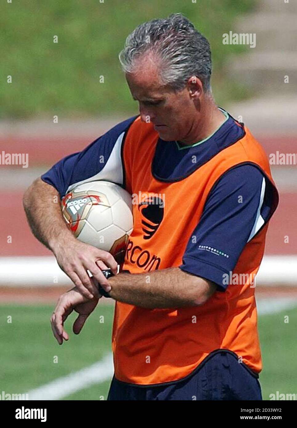 Il manager della Repubblica d'Irlanda Mick McCarthy controlla il suo orologio durante l'allenamento presso la struttura sportiva militare di Sanggok-Dong, vicino a Seoul, Corea del Sud. La Repubblica d'Irlanda gioca la Spagna nella Coppa del mondo, seconda partita. Foto Stock