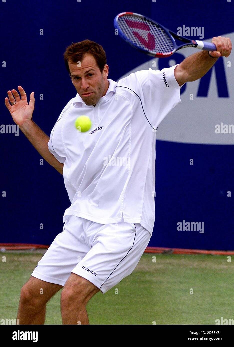 Greg Rusedski della Gran Bretagna gioca una mano dietro le quinte durante una pioggia ritardata contro Jonas Bjorkman della Svezia nel Samsung Open di Nottingham. Foto Stock