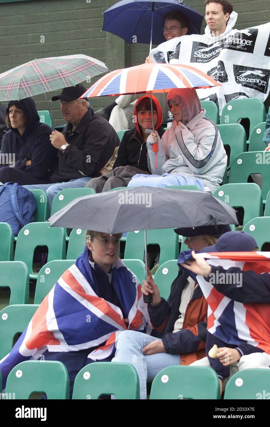 I fan del tennis coprono il campo due immagini e fotografie stock ad alta  risoluzione - Alamy