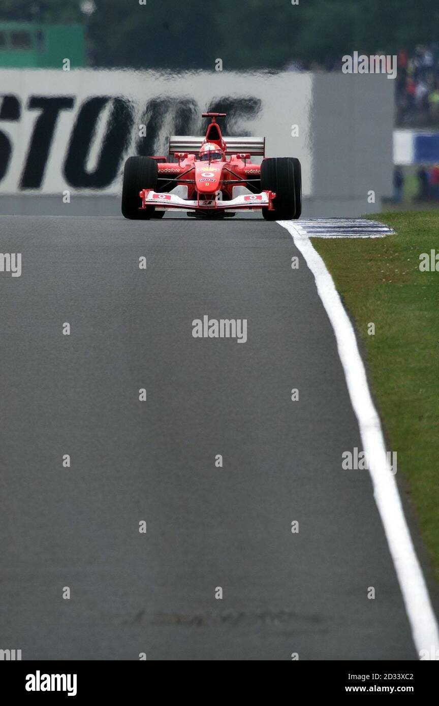 Michael Schumacher ha la strada aperta davanti alla sua Ferrari attraverso la sezione Farm del circuito sulla sua strada per la vittoria nel Gran Premio britannico di Foster a Silverstone, Northamptonshire. Foto Stock