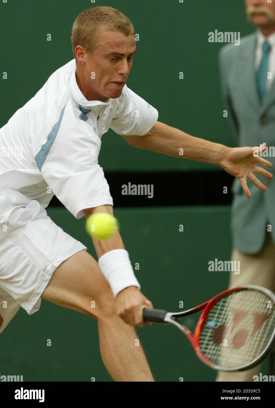 SOLO PER USO EDITORIALE, NON PER USO COMMERCIALE. Il miglior seme al mondo di Lleyton Hewitt d'Australia in azione contro David Nalbandian dall'Argentina nella finale Mens' Singles a Wimbledon. * i campionati di tennis dell'All England Lawn Tennis Club sono la prima volta che Nalbandian ha giocato a tennis in erba. Foto Stock