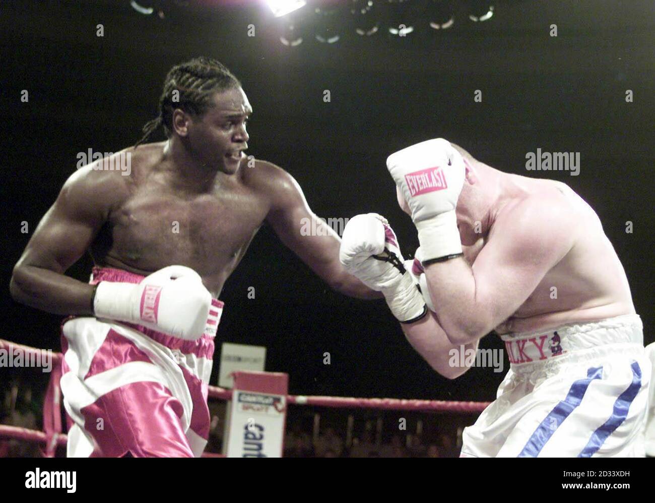 Audley Harrison (a sinistra) punisce l'avversario Dominic Negus con un gancio sinistro, durante il loro concorso di pesi massimi al Wembley Confrence Center, Londra. Foto Stock