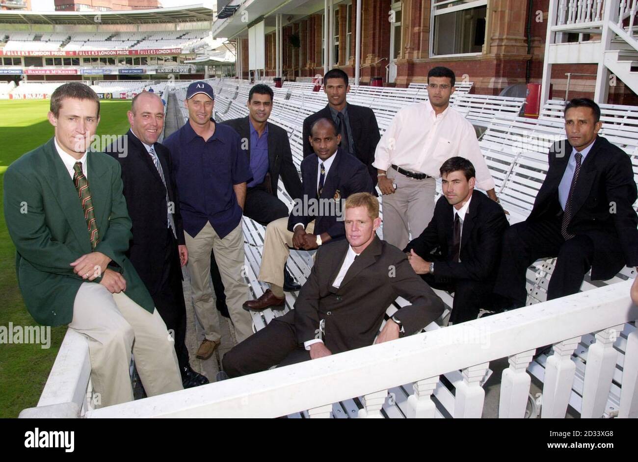 (l-r, ritorno) Stuart Carlisle dello Zimbabwe, Darren Lehmann dell'Australia, Nasser Hussain dell'Inghilterra, Waqar Younis del Pakistan, Sanath Jayasuriya dello Sri Lanka, Darren Ganga delle Indie Occidentali e Ganguly del suirav dell'India con (l-r, prima fila) Shaun Pollock del Sudafrica, Stephen Fleming della Nuova Zelanda e Khaled Mashud del Bangladesh durante una fotocall al Lord's Cricket Ground, St John's Wood, a nord di Londra, dove si teneva l'annuale riunione del Consiglio Internazionale del Cricket (ICC). Le nazioni di cricketing del capitano del mondo si sono riunite per prendere parte alle discussioni. Una delle questioni principali sollevate oggi, Foto Stock