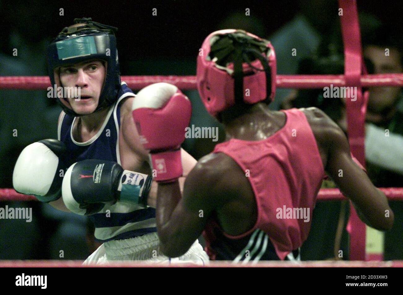 Il pugile inglese Andrew Morris (a sinistra) durante il bout ha perso punti a Dennis Zimba dallo Zambia nella semifinale del Commonwealth Games Boxing nella divisione 60kg, alla Manchester Evening News Arena di Manchester. Foto Stock