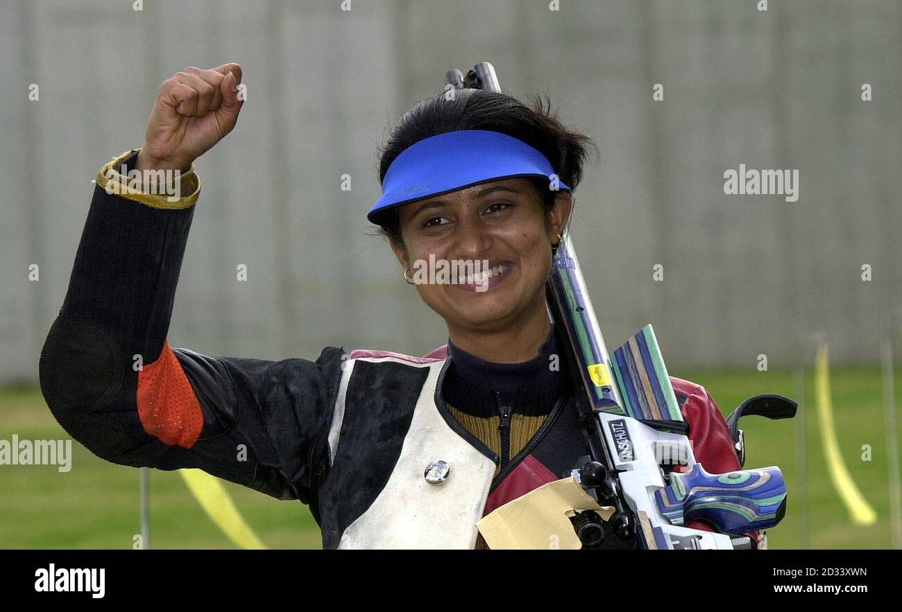 Vincitore della medaglia d'oro per la quarta volta Anjali Bhagwat dall'India che ha vinto il suo quarto oro nel 50m Rifle femminile 3 posizioni singolare evento di tiro dei 2002 Commonwealth Games al National Shooting Center, Bisley. Foto Stock