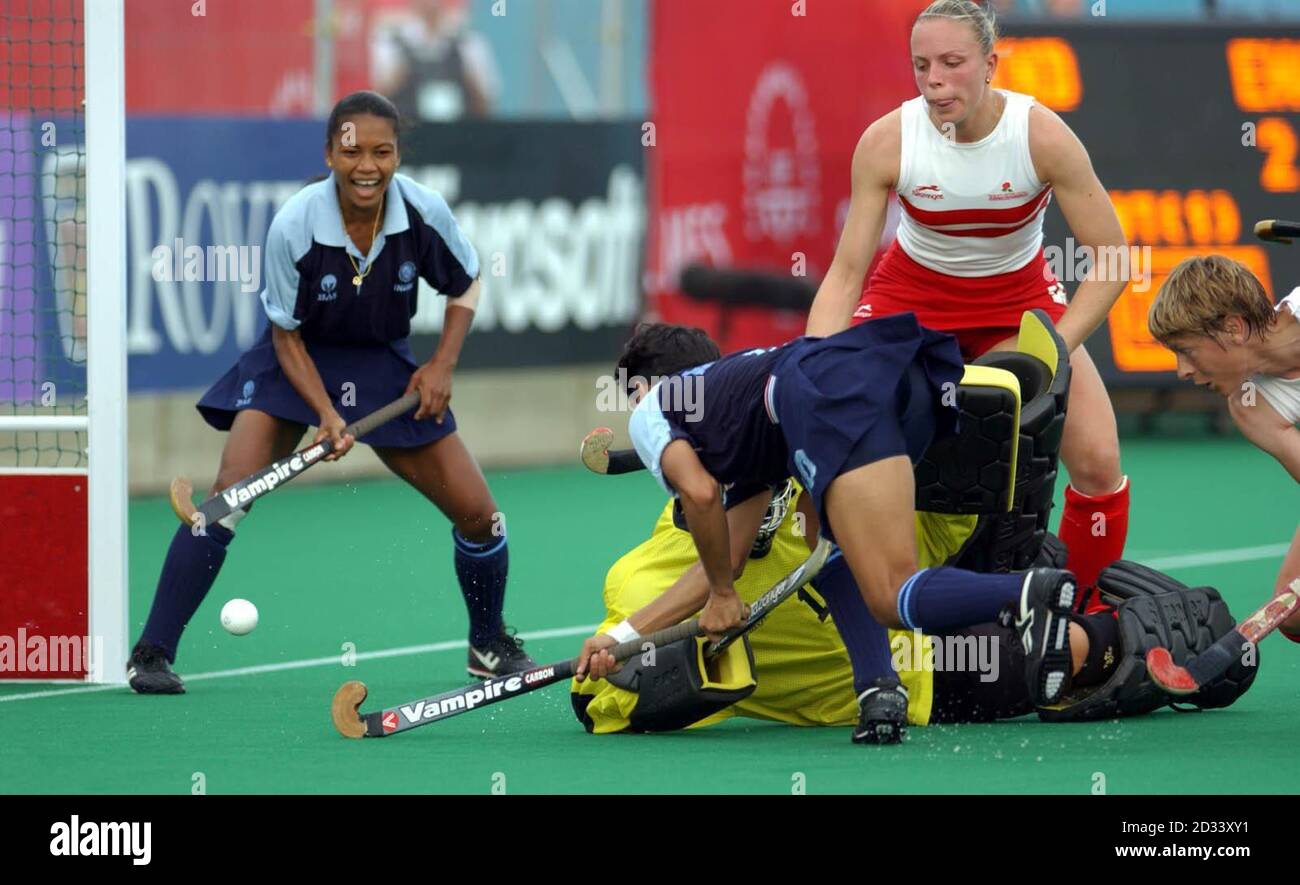 Il Manta Kharab dell'India segna un gol d'oro negli straordinari, durante la finale di Hockey al Belle Vue, stadio ai XVII Commonwealth Games di Manchester. Foto Stock
