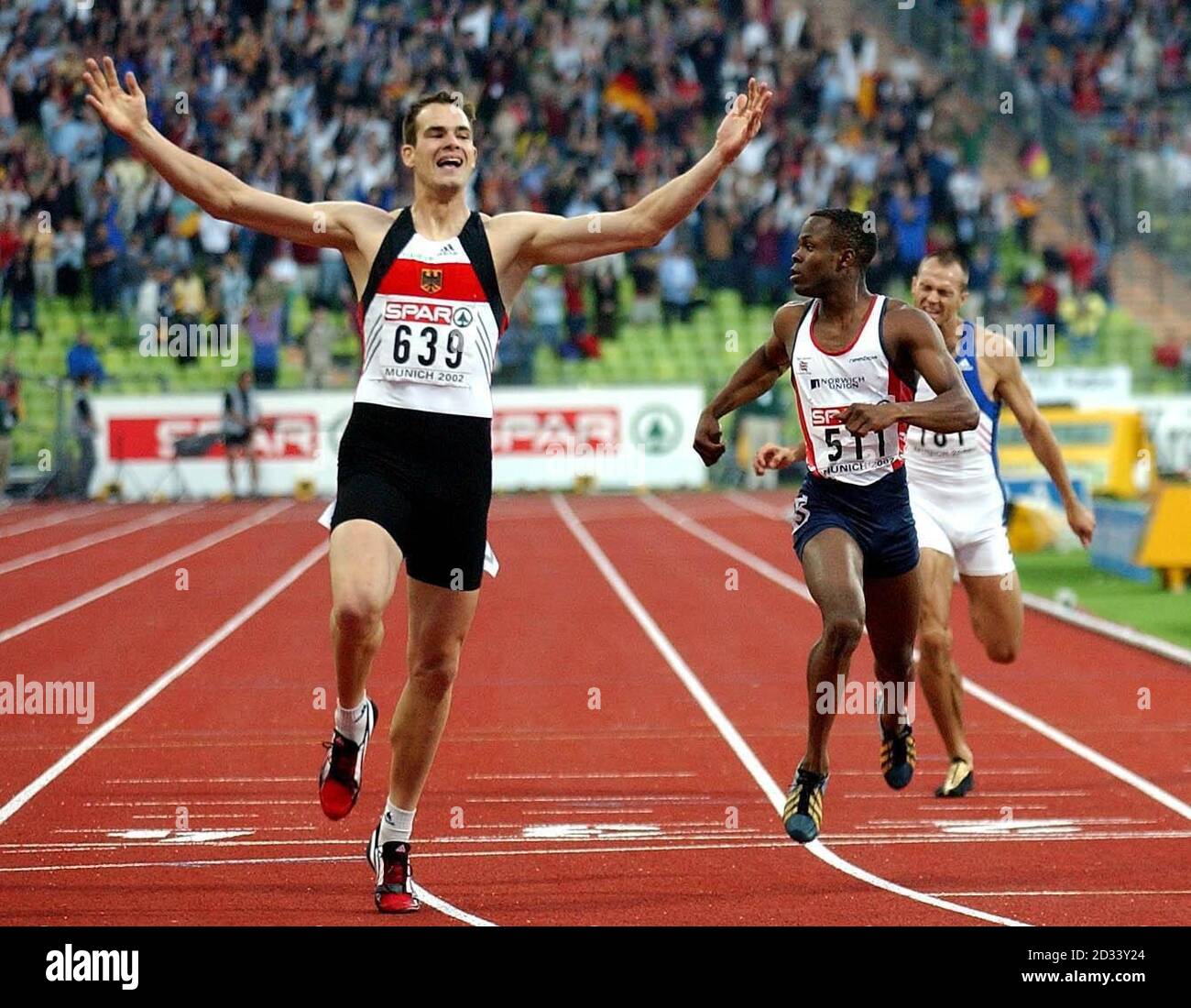 Daniel Caines della Gran Bretagna è battuto da Ingo Schultz della Germania nella finale di 400m ai Campionati europei di atletica di Monaco. Foto Stock