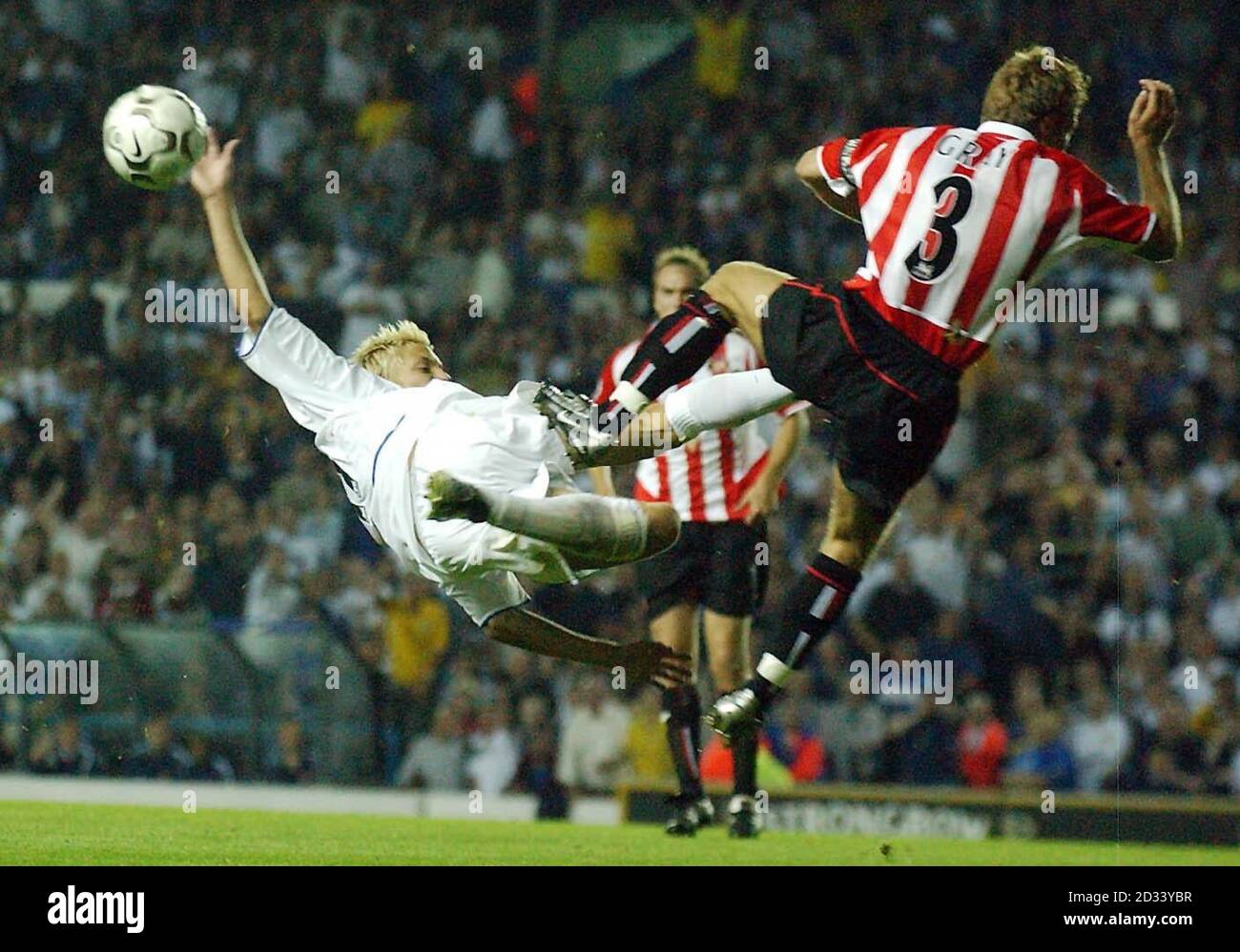 Alan Smith (a sinistra) di Leeds United si scontra con Michael Grey di Sunderland durante il gioco fa Barclaycard Premiership a Elland Road, Leeds. Sunderland sconfisse Leeds United 1-0. Foto Stock