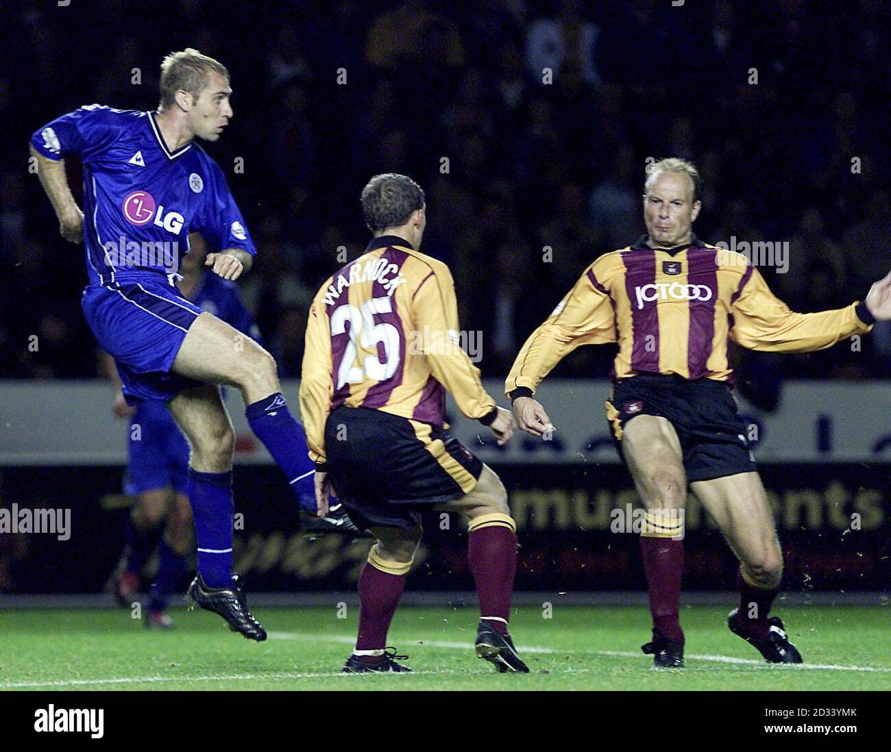 James Scowcroft di Leicester City (a sinistra) segna il quarto gol, mentre Bradford City difende Stephen Warnock (al centro) e Robert Molenaar guardano, durante la partita della Nationwide League Division 1 al Walkers Stadium di Leicester. Leicester City sconfisse Bradford City 4-0. QUESTA IMMAGINE PUÒ ESSERE UTILIZZATA SOLO NEL CONTESTO DI UNA FUNZIONE EDITORIALE. NESSUN SITO WEB NON UFFICIALE DEL CLUB USE.LEAGUE. Foto Stock