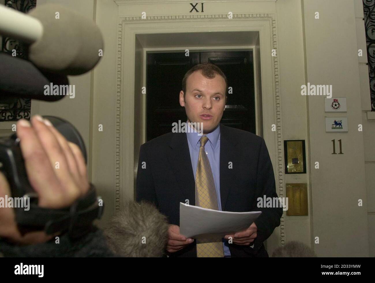 John Nagle, responsabile delle comunicazioni per la Football League, informa la stampa della decisione di Leicester City di saccheggiare Dennis Wise dopo una disputa con il suo compagno di squadra di 26 anni Callum Davidson durante il tour pre-stagionale del club in Finlandia. * ... in una fila oltre un gioco di carte in tarda notte. L'ex capitano di 35 anni del Chelsea colpì l'internazionale scozzese mentre era a letto e ancora assordato di addormentarsi, lasciandolo con un guekbone fratturato. Foto Stock