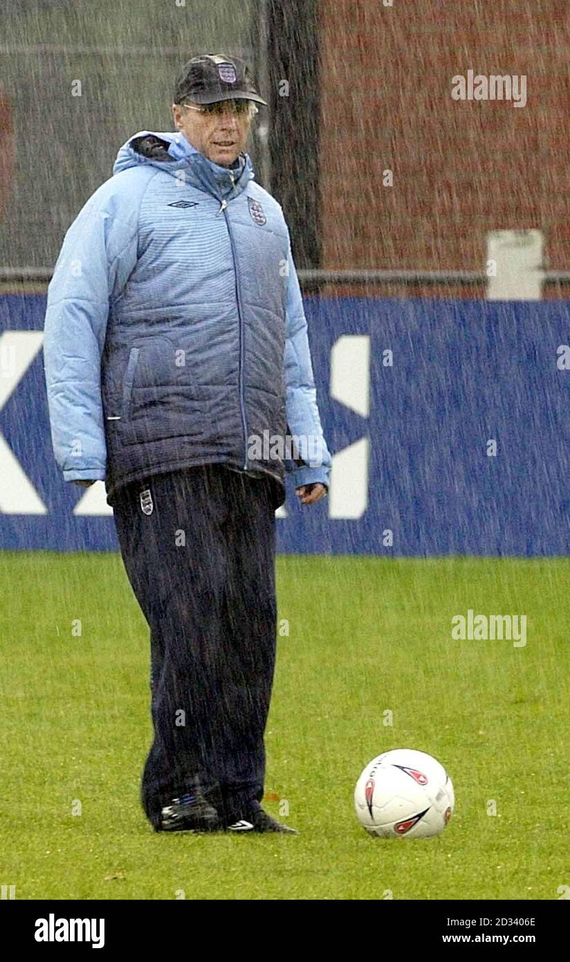 Il manager inglese Sven Goran Eriksson si trova sotto la pioggia durante una sessione di formazione di squadra al Southampton FC Training Ground, Staplewood, vicino a Southampton. QUESTA IMMAGINE PUÒ ESSERE UTILIZZATA SOLO NEL CONTESTO DI UNA FUNZIONE EDITORIALE. NESSUN UTILIZZO DI SITI WEB/INTERNET A MENO CHE IL SITO NON SIA REGISTRATO PRESSO LA FOOTBALL ASSOCIATION PREMIER LEAGUE. Foto Stock