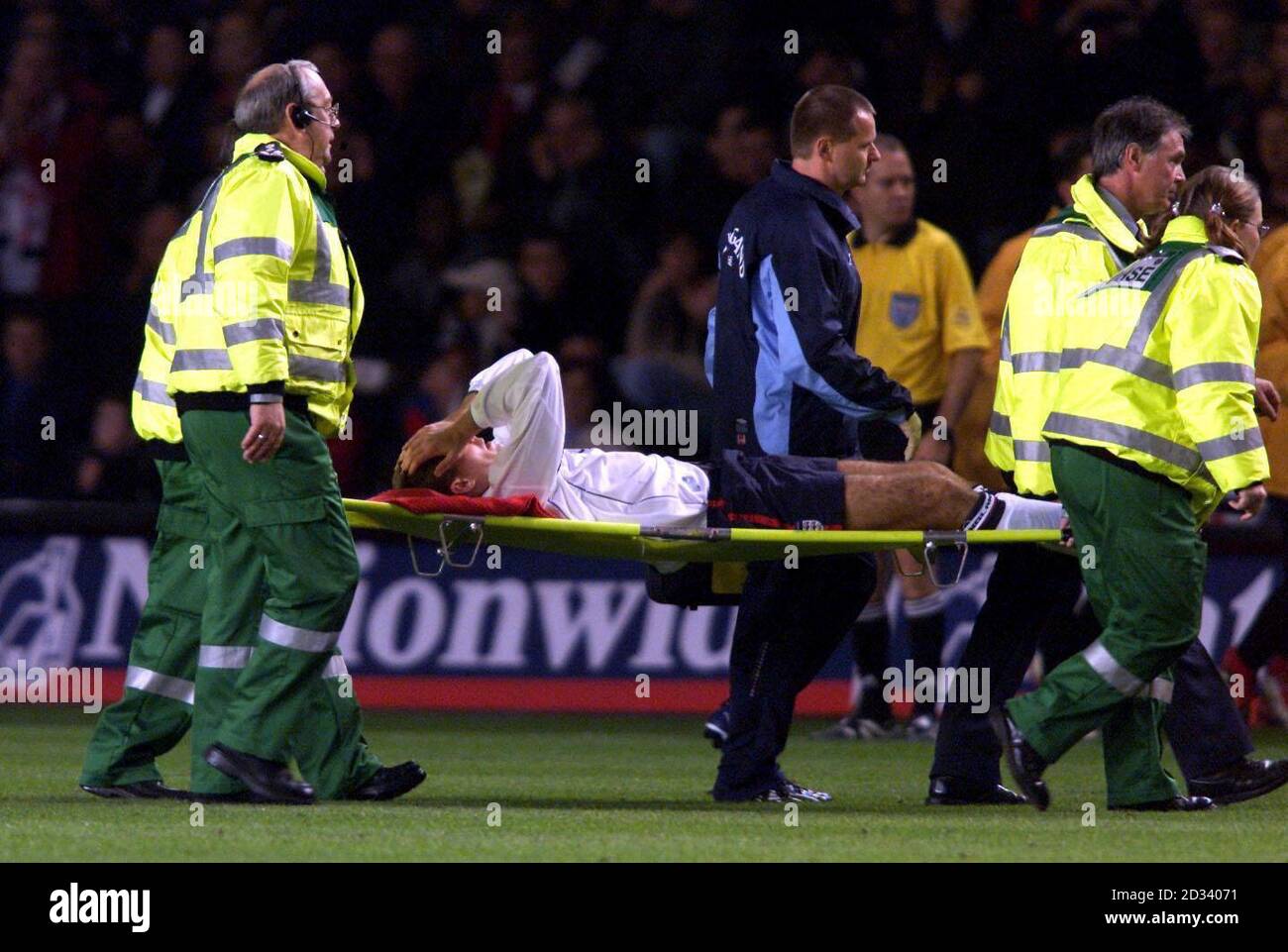 Steven Gerrard, in Inghilterra, viene estenched off durante la partita di qualificazione del Campionato europeo 2004 contro la Macedonia al St Mary's Ground, Southampton. (Punteggio finale l'Inghilterra ha ottenuto 2-2 con la Macedonia). Foto Stock