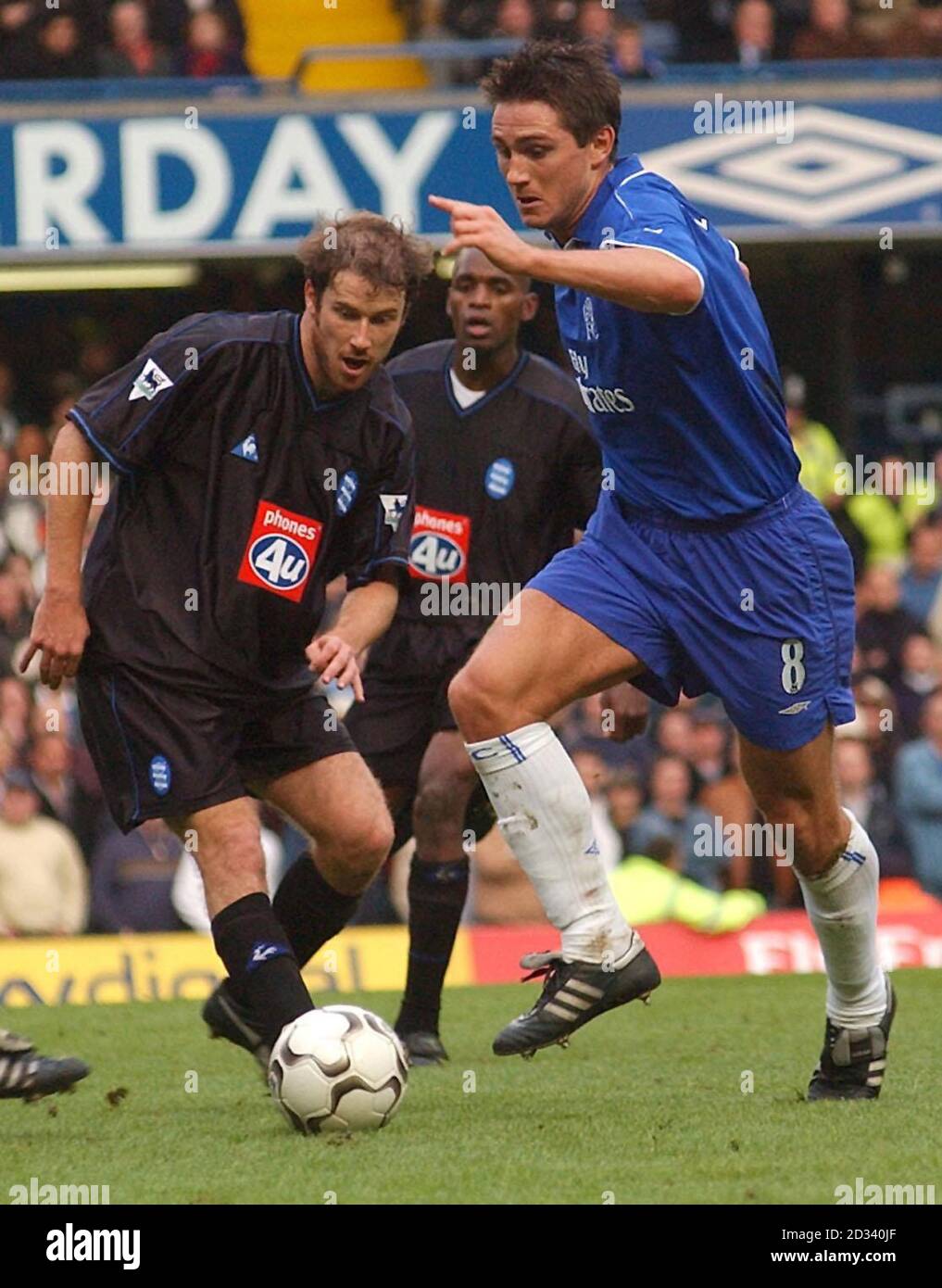 Il capitano del West Ham United Paolo di Canio alza il marcatore Jermain Defoe alla fine del loro 1-1 pareggio contro il Manchester United nella partita fa Barclaycard Premiership al West Ham's Upton Park Ground di Londra. Foto Stock