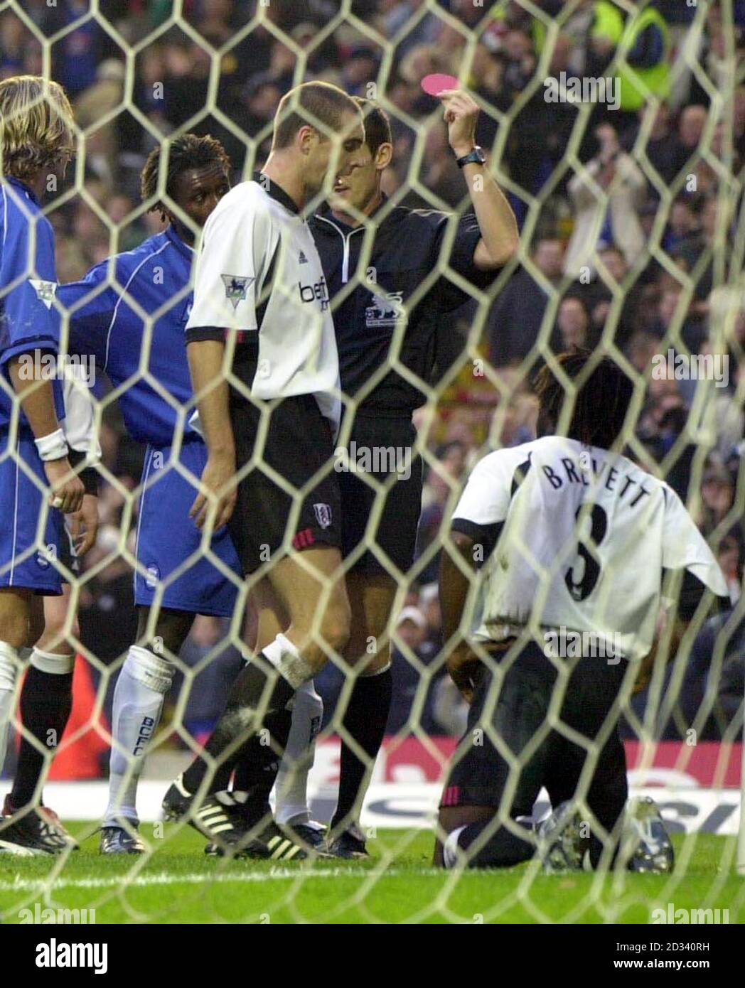 Rufus Brevit di Fulham (numero 3) è stato contrassegnato con un cartellino rosso contro Birmingham City durante la sua partita di premiership fa Barclaycard a St Andrews, Birmingham. Foto Stock