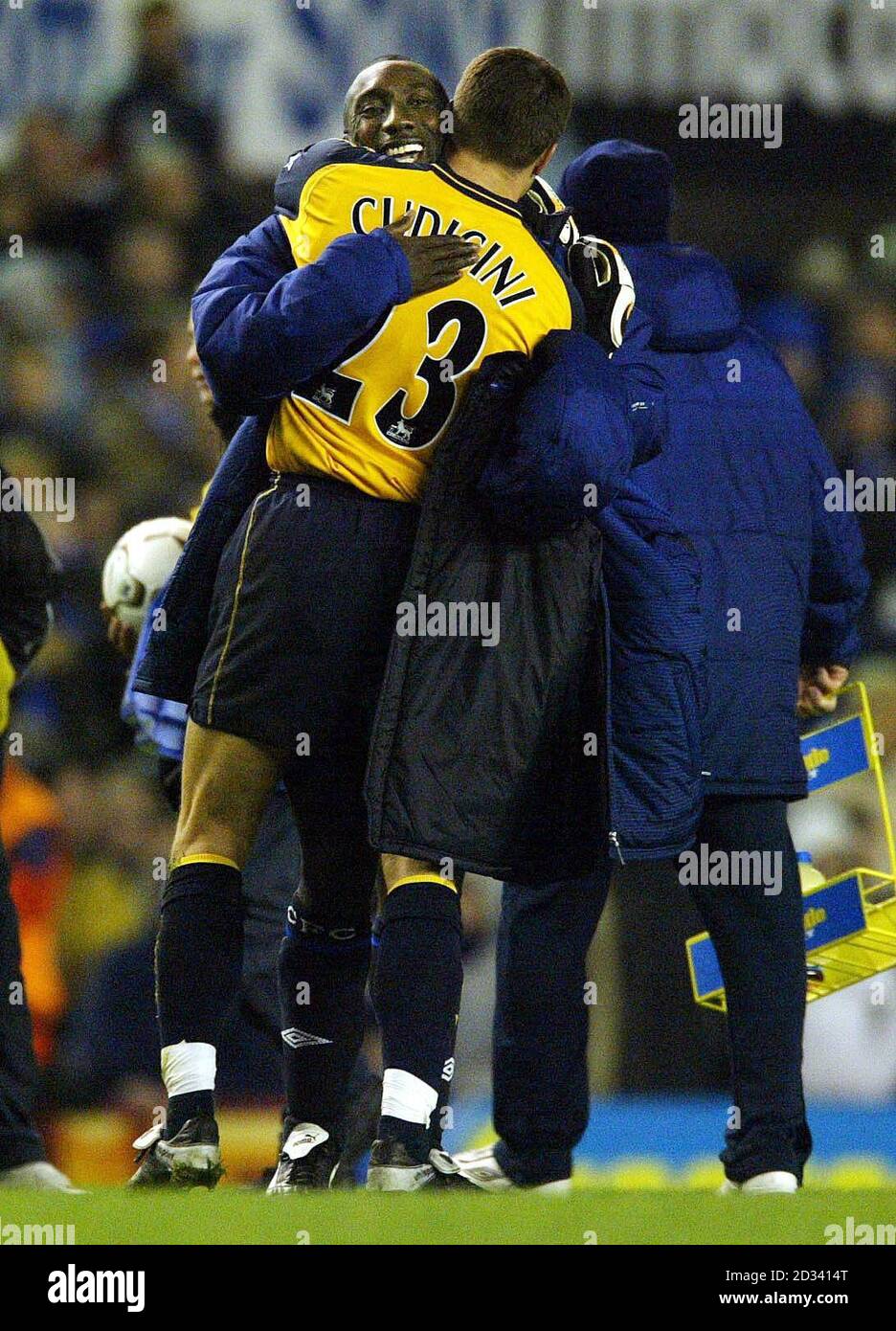 Thierry Henry dell'Arsenal festeggia con i fan dopo la vittoria della sua squadra nel 1-0 su Middlesbrough nella semifinale della AXA fa Cup a Old Trafford, Manchester. Foto Stock