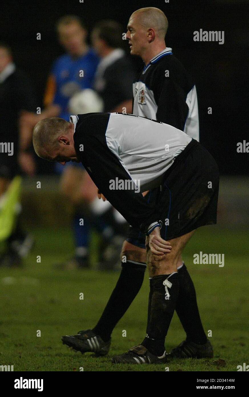 I giocatori di Barrows che si scontrano con la fine della loro corsa della fa Cup, sconfitti 3-1 da Shrewsbury, durante la seconda partita della fa Cup a Gay Meadow, Shrewsbury. QUESTA IMMAGINE PUÒ ESSERE UTILIZZATA SOLO NEL CONTESTO DI UNA FUNZIONE EDITORIALE. NESSUN UTILIZZO NON UFFICIALE DEL SITO WEB DEL CLUB. Foto Stock