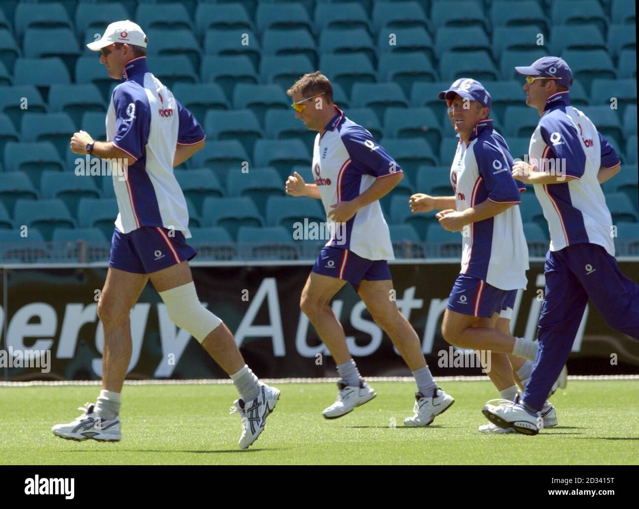 SOLO PER USO EDITORIALE. NESSUN USO COMMERCIALE. Il bowler inglese Andrew Caddick (a sinistra) indossa un bendaggio sulla gamba sinistra durante il riscaldamento al Sydney Cricket Ground, Sydney, Australia. Inghilterra giocare Australia Venerdì al Sydney Cricket Ground nella partita di apertura giorno-notte della serie triangolare che include anche Sri Lanka. Nel frattempo Andrew Flintoff torna a casa per cercare di identificare il problema che gli ha impedito di partecipare sia al test che alla serie di un giorno in Australia. Foto Stock