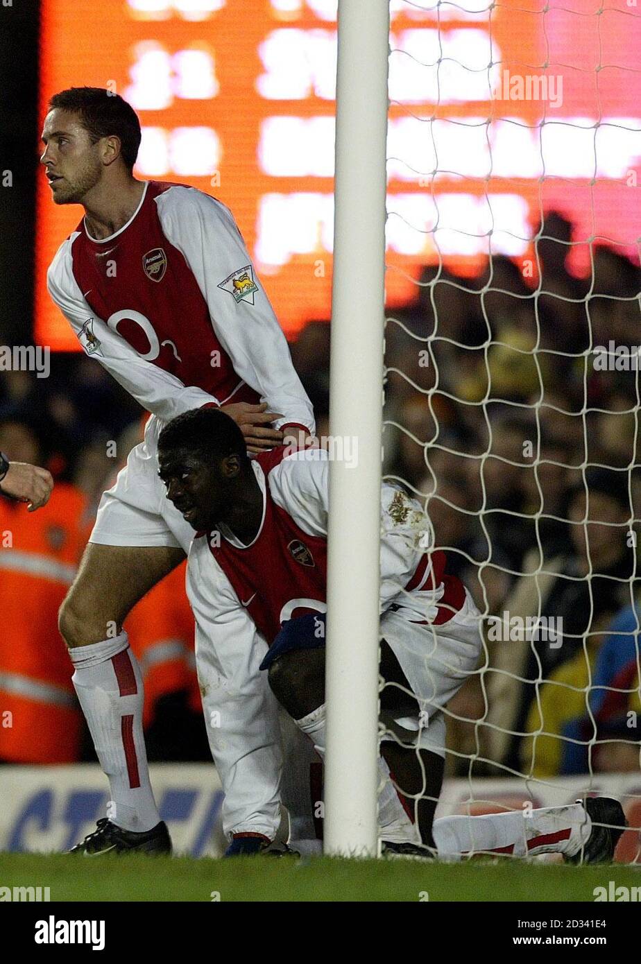 Matthew Upson dell'Arsenal festeggia con Kolo Toure (a destra) che ha segnato il 2° gol nella vittoria dell'Arsenal nel 2-0 su Oxford United, durante la terza partita della fa Cup presso l'Highbury Ground dell'Arsenal. Foto Stock