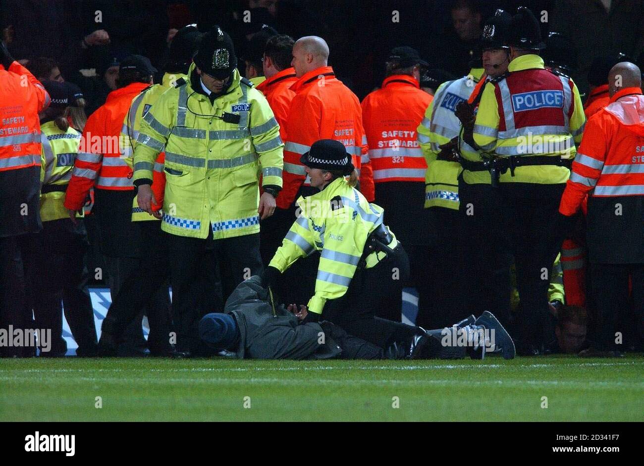 La polizia si riposa sui tifosi entusiasti durante la terza partita della fa Cup tra Southampton e Tottenham Hotspur al St Marys Stadium. QUESTA IMMAGINE PUÒ ESSERE UTILIZZATA SOLO NEL CONTESTO DI UNA FUNZIONE EDITORIALE. NESSUN UTILIZZO DI SITI WEB/INTERNET A MENO CHE IL SITO NON SIA REGISTRATO PRESSO LA FOOTBALL ASSOCIATION PREMIER LEAGUE. Foto Stock