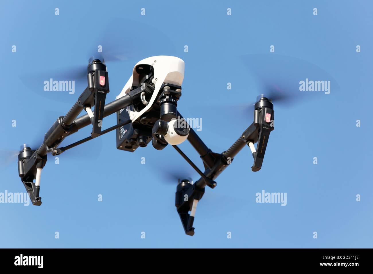 Veicolo aereo senza equipaggio a quadricottero, o drone, per fotografia aerea in azione Foto Stock