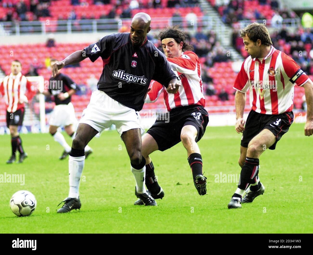 Julio Arca (centro) e Michael Gray (destra) di Sunderland tentano di fermare Richard Rufus di Charlton durante la loro partita di premiership fa Barclaycard allo Stadio di luci di Sunderland. QUESTA IMMAGINE PUÒ ESSERE UTILIZZATA SOLO NEL CONTESTO DI UNA FUNZIONE EDITORIALE. NESSUN UTILIZZO DI SITI WEB/INTERNET A MENO CHE IL SITO NON SIA REGISTRATO PRESSO LA FOOTBALL ASSOCIATION PREMIER LEAGUE. Foto Stock