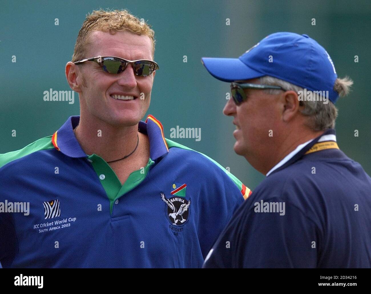 - NESSUNA VENDITA COMMERCIALE : il coach di cricket della Namibia e il vice-capitano della Warwickshire Dougie Brown (a sinistra) parla con il responsabile dello sviluppo ICC e l'ex allenatore della Warwickshire Bob Woolmer durante una sessione di rete della Namibia a Port Elizabeth, Sudafrica. la Namibia gioca in Inghilterra al St George's Park della città mercoledì. Foto Stock