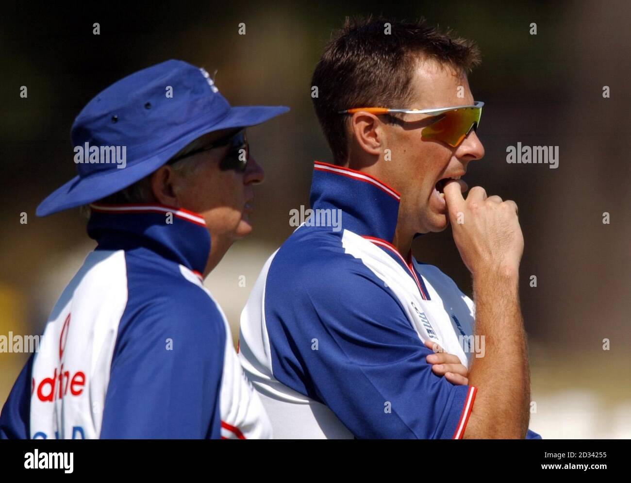 SOLO PER USO EDITORIALE. NESSUN USO COMMERCIALE: L'allenatore di cricket dell'Inghilterra Duncan Fletcher (a sinistra) e il vice-capitano Marcus Trescoshick guardano durante la sessione di rete della squadra al St George's Park, Port Elizabeth. *..England gioca la loro finale partita di Coppa del mondo di Cricket del Gruppo A contro l'Australia. Foto Stock