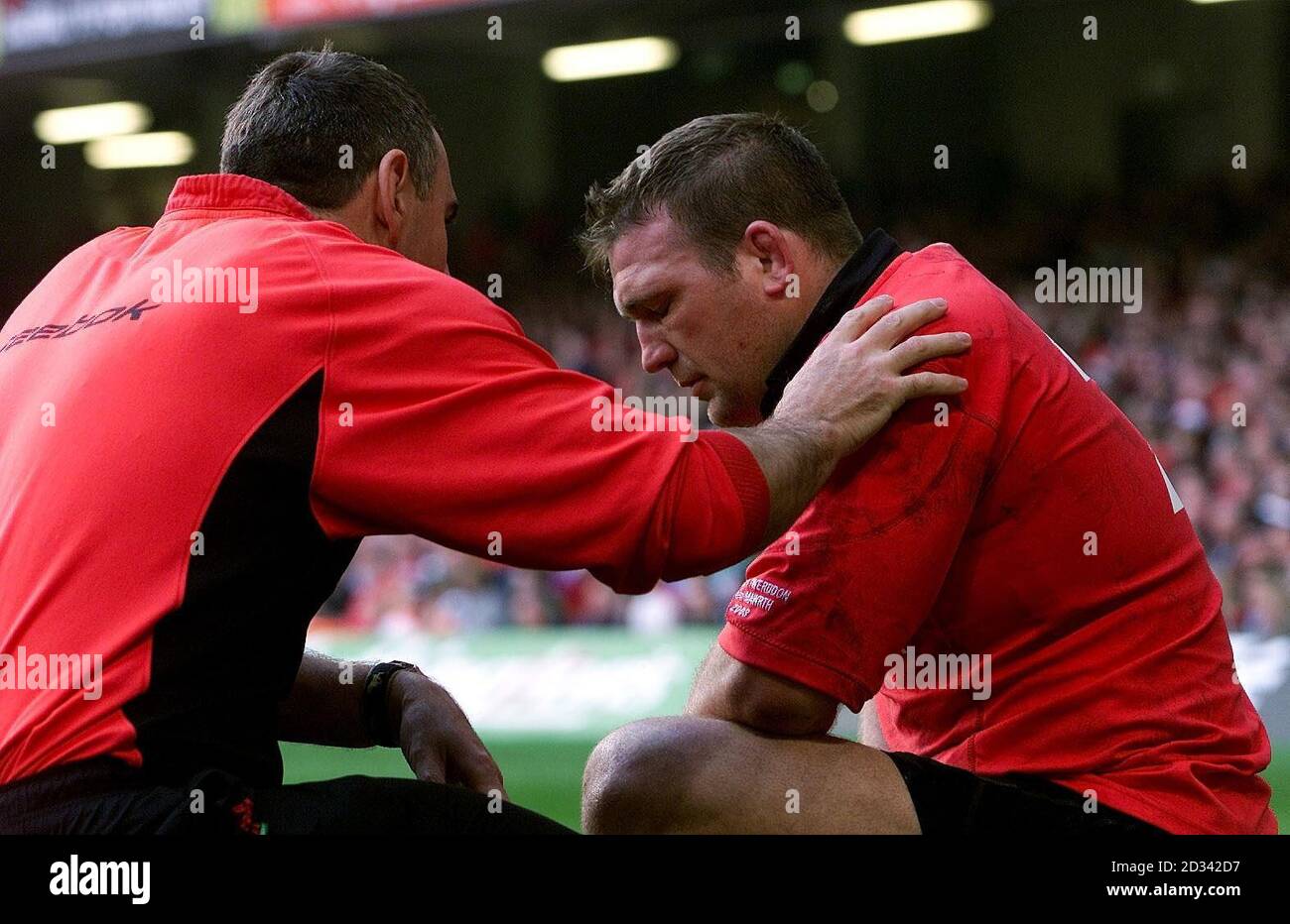 Il capitano del Galles Jonathan Humphreys riceve il trattamento per una lesione alla spalla, che lo terrà fuori dalla partita del Galles con la Francia questo sabato, durante la partita del Wales RBS 6 Nations Championship contro l'Irlanda al Millennium Stadium di Cardiff. *..Jonathan Humphreys è stato escluso dal campionato RBS 6 Nations di sabato con la Francia a Parigi, quasi certamente terminando la sua carriera internazionale. L'hooker di Bath, di 34 anni, ha aggravato le lesioni alle spalle durante la sconfitta dell'Irlanda di sabato 25-24 a Cardiff ed è stato costretto a tirarsi fuori dalla squadra per il viaggio allo Stade de France. Foto Stock