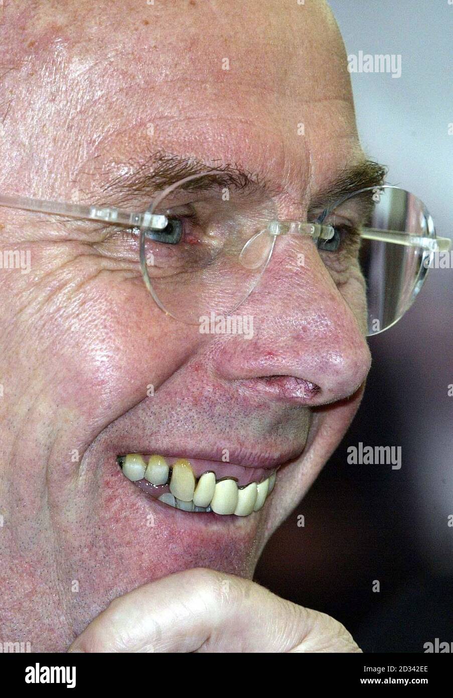 Il direttore inglese Sven-Goran Eriksson durante una conferenza stampa a Slayley Hall, Northumberland. *23/10/03: Secondo un nuovo rapporto, lo stile consensuale di leadership sostenuto dal calciatore inglese Sven Goran Eriksson si sta rivelando sempre più popolare nei luoghi di lavoro di tutto il paese. Negli ultimi tre anni, gli stili di gestione si sono allontanati dall’essere autocratici, secondo una nuova ricerca, con un sondaggio condotto su 2,000 lavoratori e 250 gestori di risorse umane, che ha dimostrato che lo stile di leadership era cambiato in quattro delle cinque aziende sin dal boom economico della fine degli anni ’90. Solo il 13% di Foto Stock